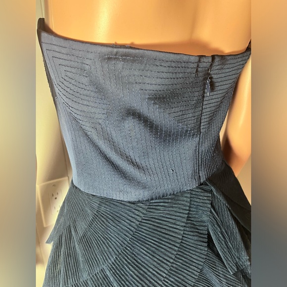 BCBGMaxAzria - Cocktail Dress - Satin bodice and tiered tulle skirt. Size 6. - Picture 5 of 10